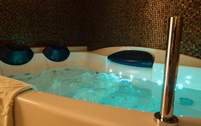 جناح مزود بجاكوزى, Flora