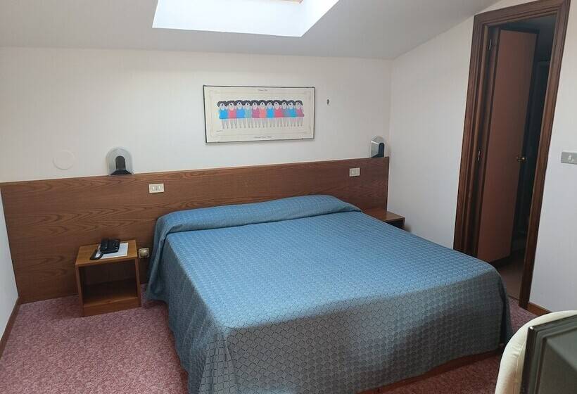 اتاق اکونومی, Giardino