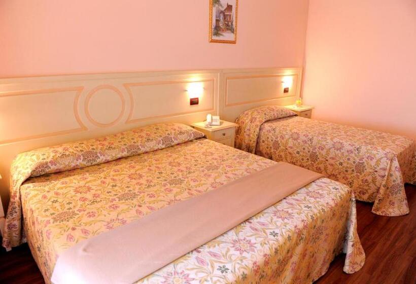 חדר סטנדרט לשלושה, Plazza