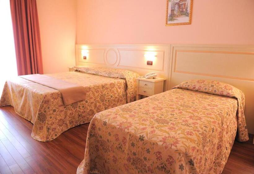 חדר סטנדרט לשלושה, Plazza