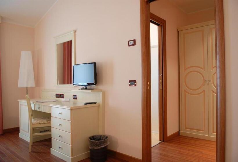 חדר סטנדרט לשלושה, Plazza