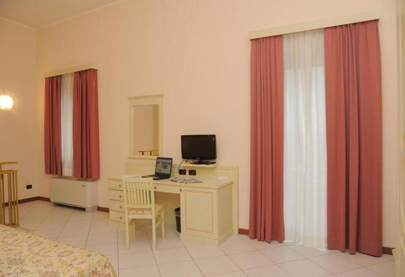 דירת חדר, Plazza