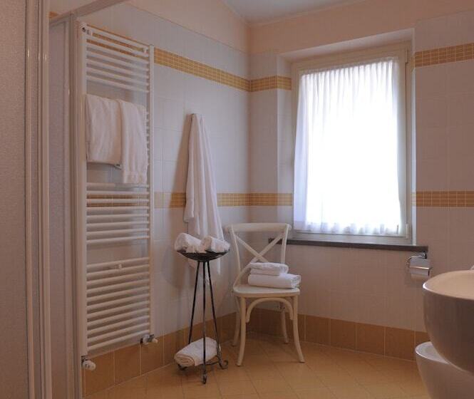 חדר סטנדרט לשלושה, Plazza