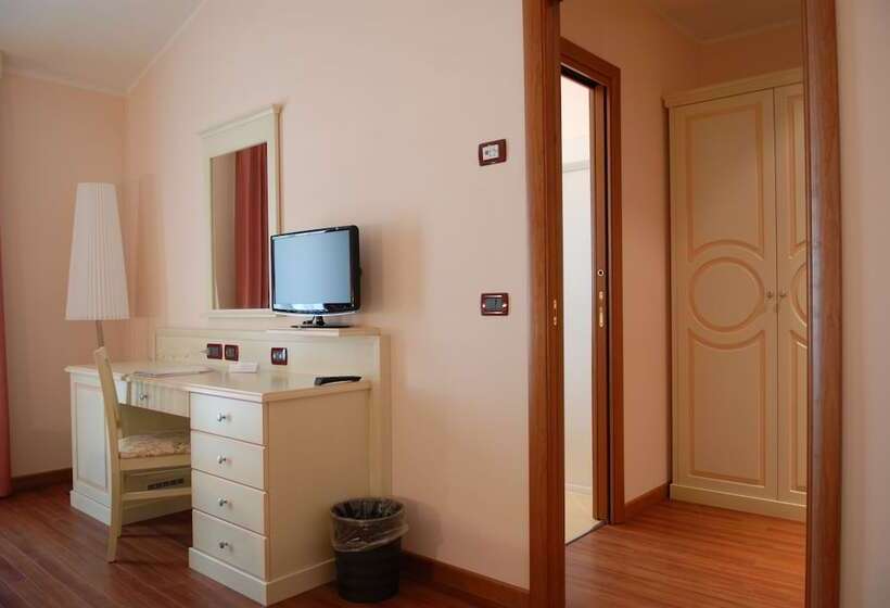 חדר סטנדרט לשלושה, Plazza