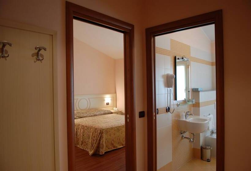 חדר סטנדרט לשלושה, Plazza