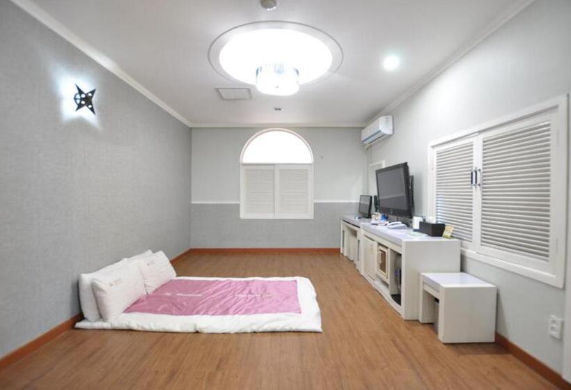 Standard-studio, Victoria Motel
