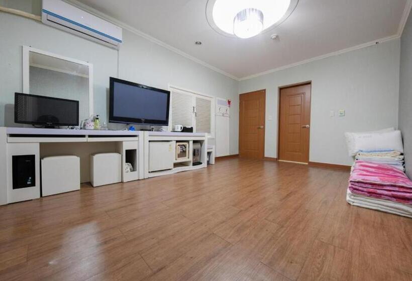 Standard-studio, Victoria Motel
