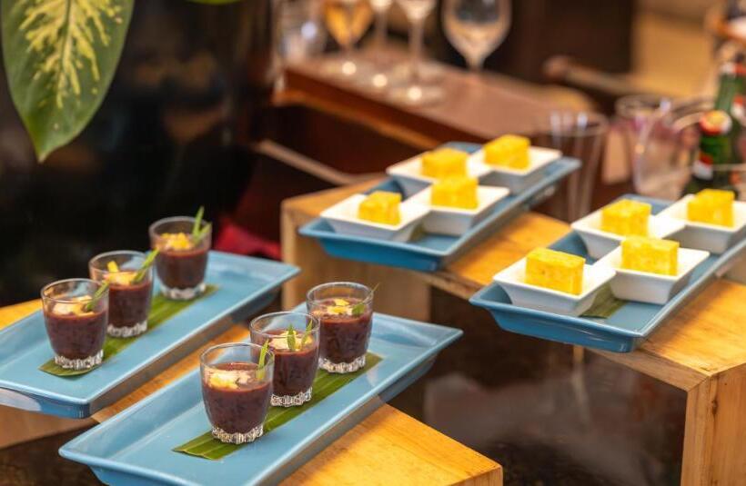 جناح كلوب بإطلالة على البحر, The Ayodya Palace