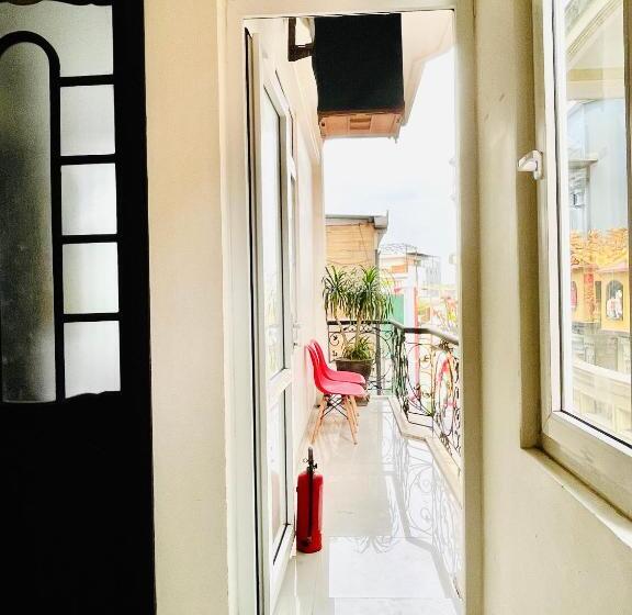 اتاق لوکس سه تخته, Eva