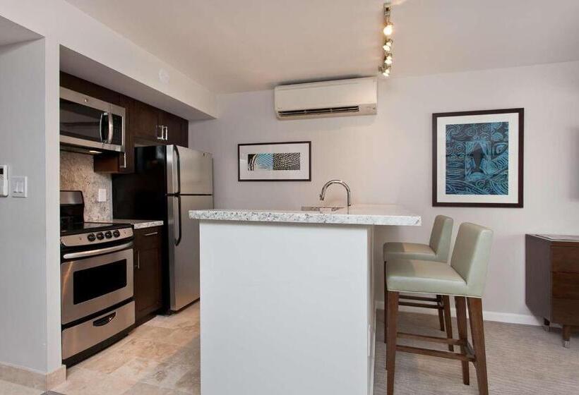 سوئیت جونیور دولوکس با چشم‌انداز استخر, Ilikai Hotel & Luxury Suites
