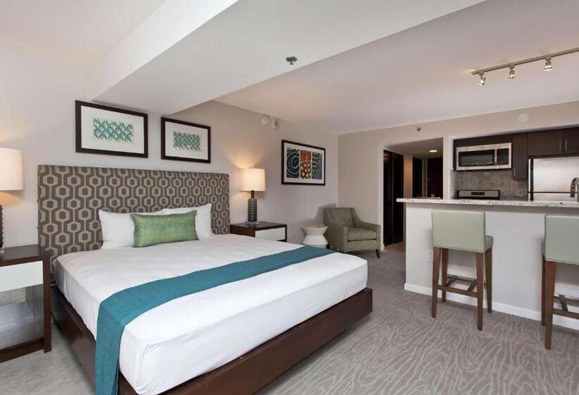سوئیت جونیور دولوکس با چشم‌انداز استخر, Ilikai Hotel & Luxury Suites