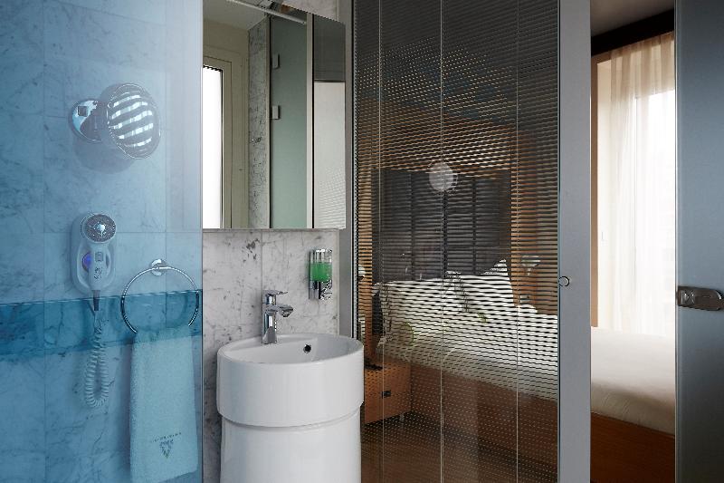 غرفة قياسية, Amadi Park