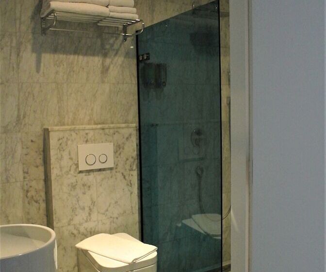 غرفة قياسية ثلاثية, Amadi Park