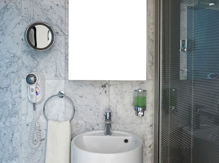 غرفة قياسية ثلاثية, Amadi Park