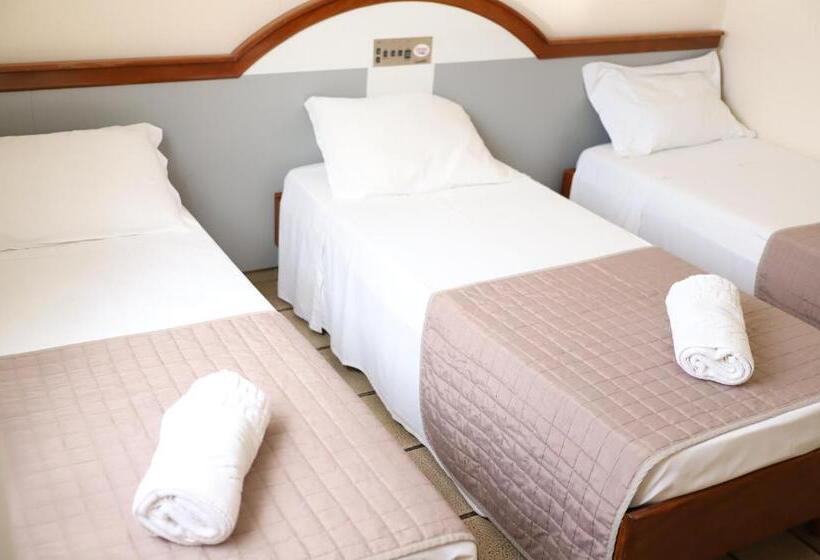 חדר דלוקס לשלושה, Champagnat Praia