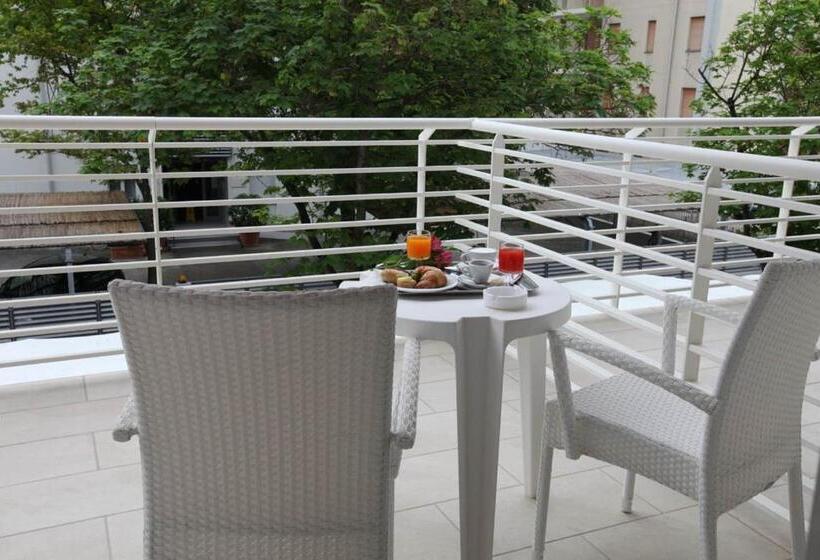 标准间带露台, Derby S