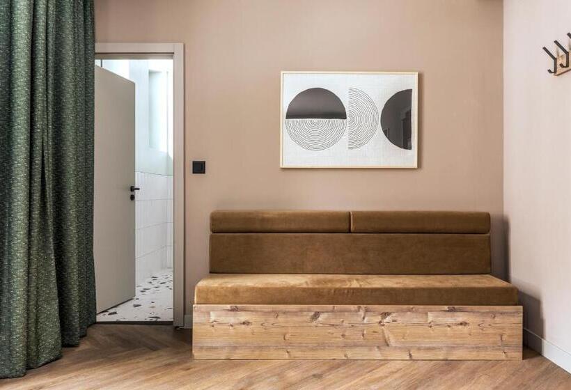 اتاق استاندارد سه تخته با بالکن, Valaisia Crans Montana