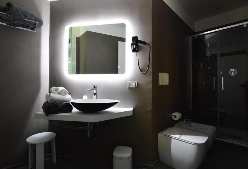 اتاق استاندارد سه نفره, Fiume