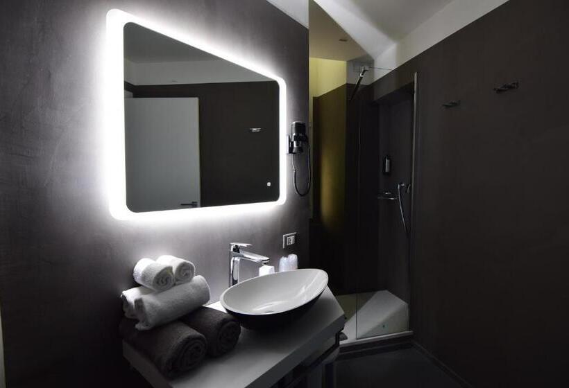 اتاق استاندارد سه نفره, Fiume