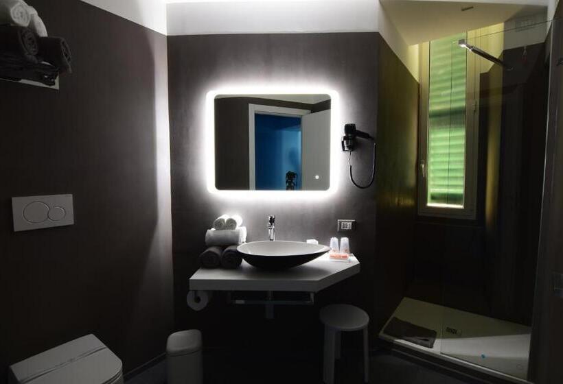 اتاق استاندارد سه نفره, Fiume