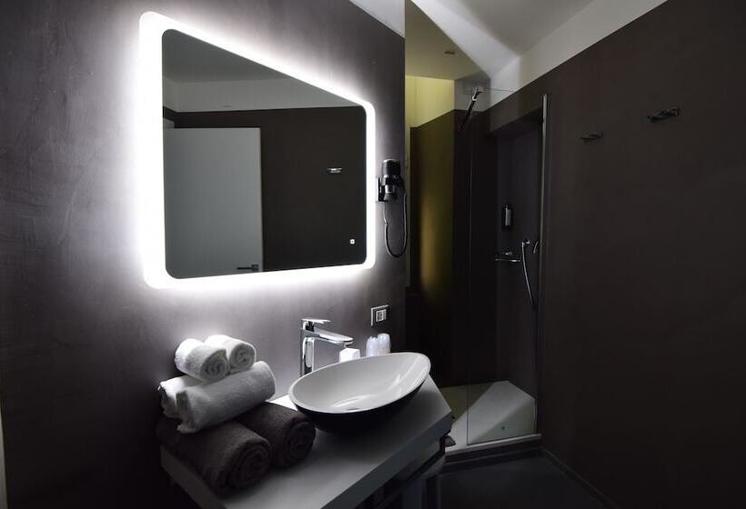 اتاق اکونومی, Fiume