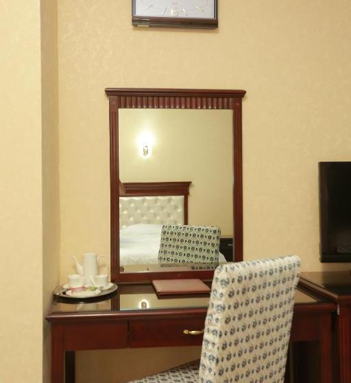 Habitació Estàndard, Hayot