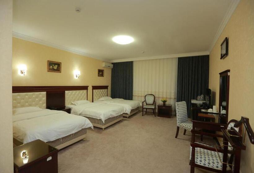 Habitació Triple Estàndard, Hayot