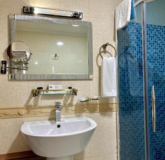 Habitació Estàndard, Hayot