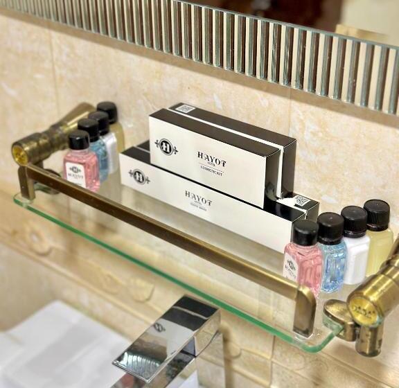 Habitació Estàndard, Hayot