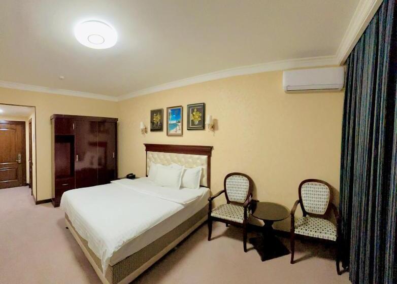 Habitació Estàndard, Hayot