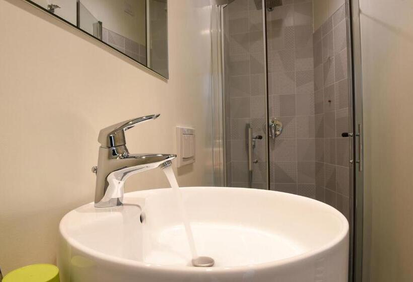 舒适型房间, On The Rock