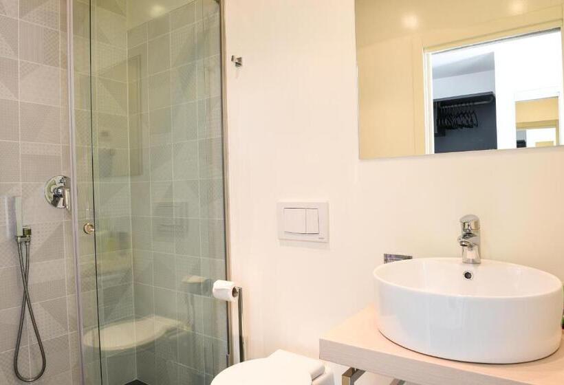 舒适型房间, On The Rock