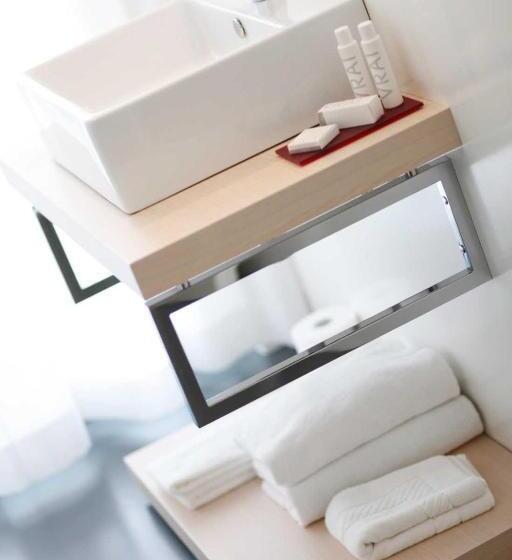 小型套房, On The Rock