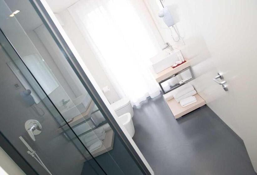 小型套房, On The Rock