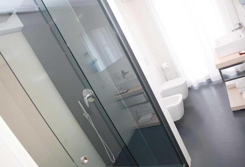 小型套房, On The Rock