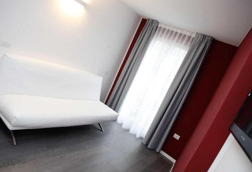 小型套房, On The Rock