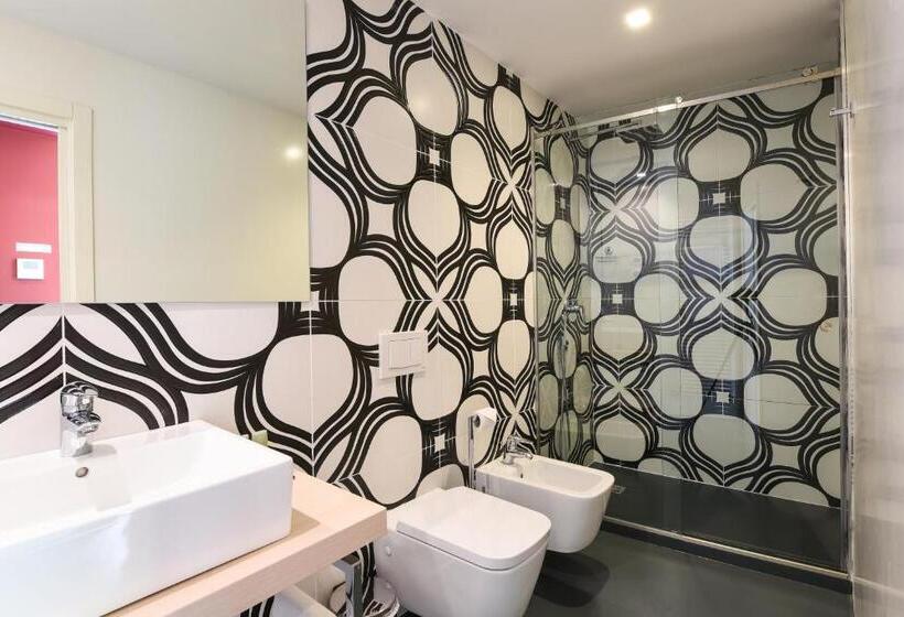 小型套房, On The Rock