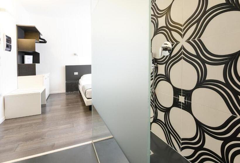 舒适型房间, On The Rock