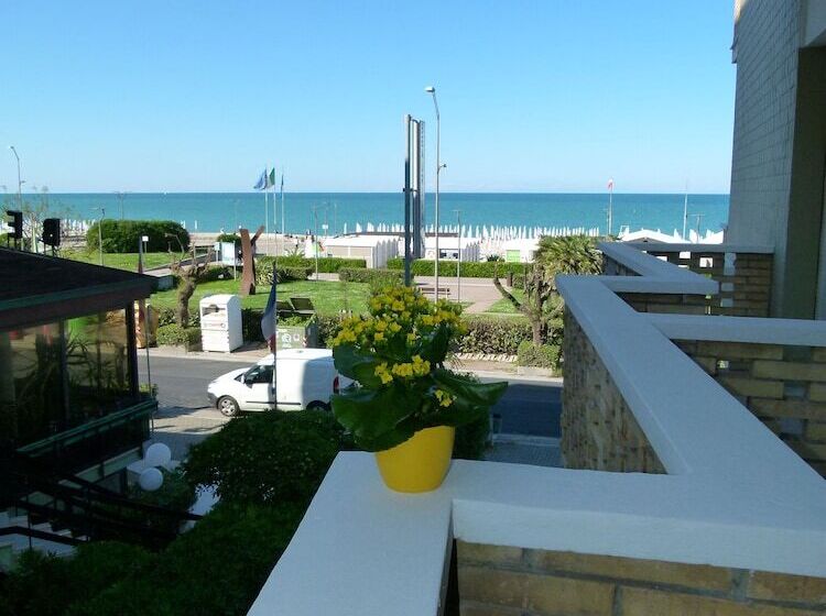 اتاق اکونومی, Paradise