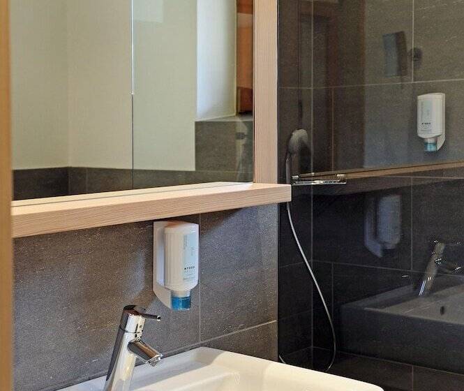 شقة أساسية غرفة واحدة, Schwarzschmied