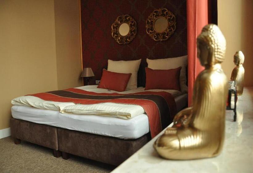 חדר דלוקס, Szara Willa