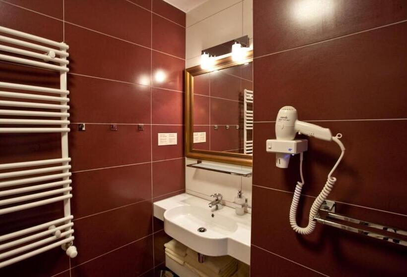 חדר דלוקס, Szara Willa