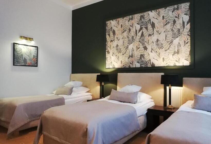 חדר סטנדרט לשלושה, Szara Willa