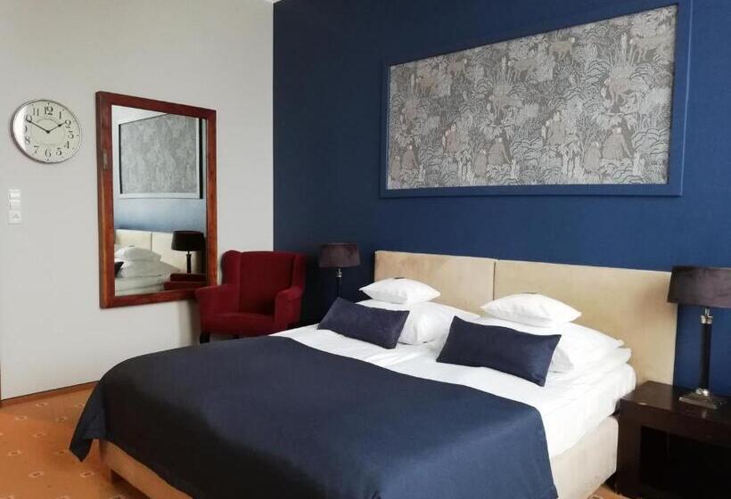 חדר סטנדרט לשלושה, Szara Willa