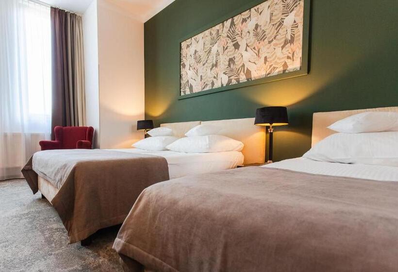 חדר סטנדרט לשלושה, Szara Willa