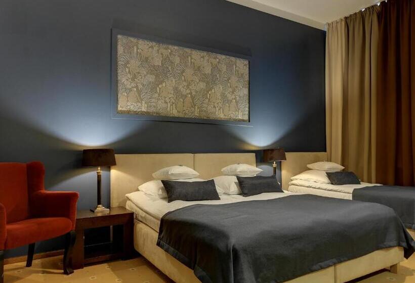 חדר סטנדרט לשלושה, Szara Willa