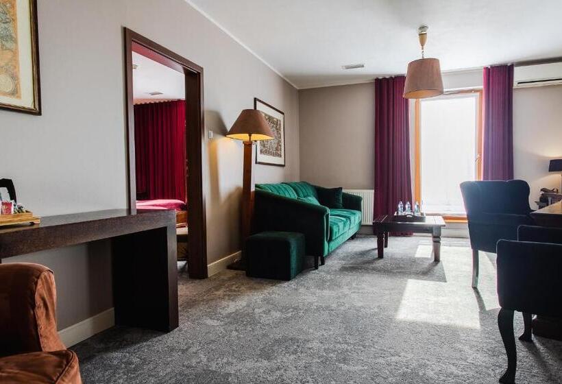 דירת חדר, Szara Willa