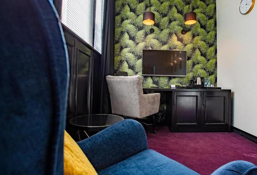 חדר דלוקס, Szara Willa