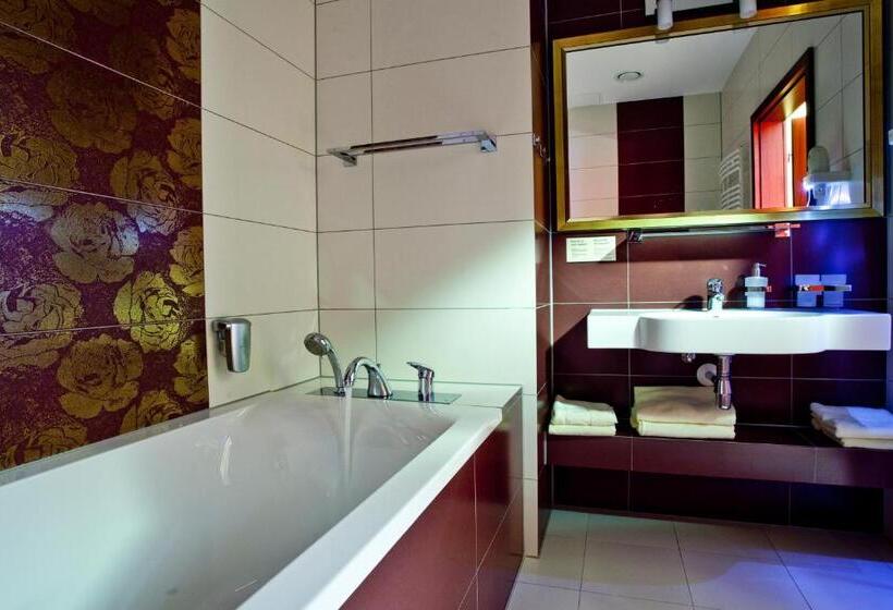 חדר דלוקס, Szara Willa