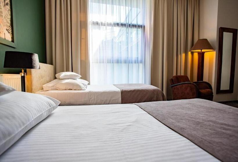 חדר סטנדרט לשלושה, Szara Willa